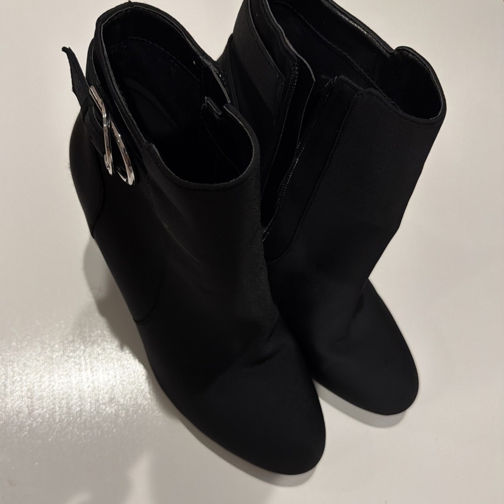 UNISA Women's Black Ankle Stretch Boots โ Size 11W 4 In Heel